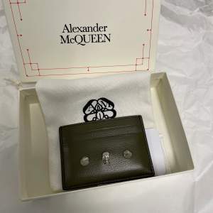 Korthållare i läder från Alexander McQueen. Aldrig använd.  Kommer med box och dustbag. 
