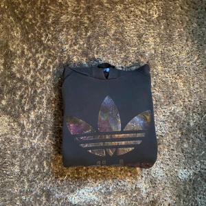 Adidas Originals hoodie - Hoodie från adidas. I fint skick. Storlek M