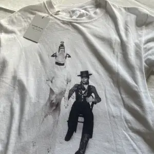 så snygg anine bing t shirt med david bowie på. oversized så den passar mig som vanligtvis har M. nypris ca 1300. använd ett fåtal gånger endast