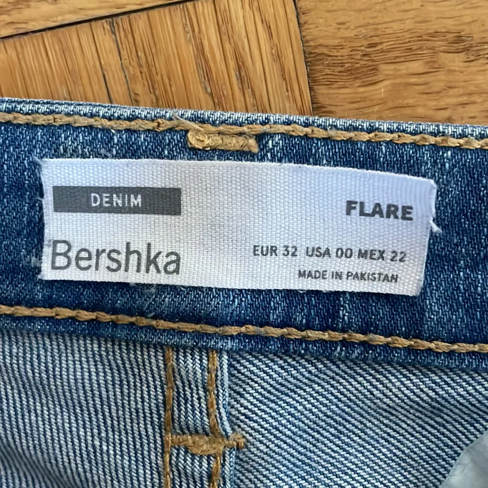 Säljer nu mina snygga midewaist bootcut jeans från Bershka😁  Storlek 32💕 Jag är 165 och jeansen går ner i marken !!Kontakta för fler bilder!!. Jeans & Byxor.
