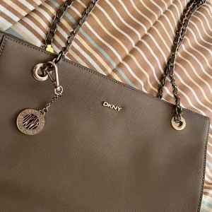 Dkny väska - Självklart äkta, någon enstaka defekt men mycket värd priset