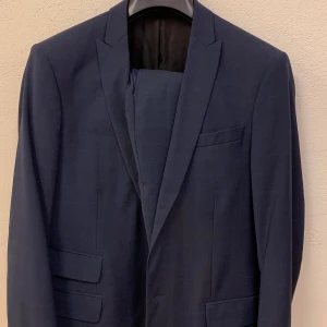 Filippa K KOSTYM. - Som du ser fint skick och ja det är en hel kostym. Storlek är 50.  Väldigt snygg och vacker.  Model M.Ricksuit Jacket 