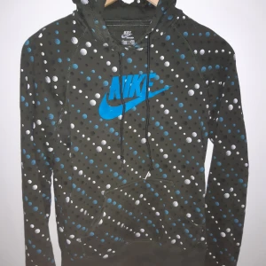 Nike hoodie - Nike hoodie storlek M, det är dock min dotter som har haft den på sig en enda gång, och jag tycker personligen att den är snygg! Tycker dock att den mer är en STORLEK S men är helt äkta och bara tvättad en enda gång