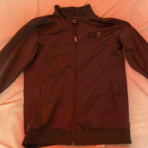 Emporio armani kofta storlek 160cm (14 år) - En grå Armani kofta som nästan aldrig använts, säljer för 550kr och möts gärna upp i Stockholm. Pris kan diskuteras 