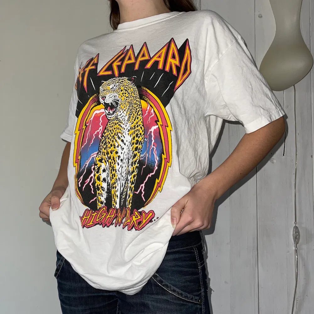 Oanvänd Def Leppard oversized tröja. . T-shirts.