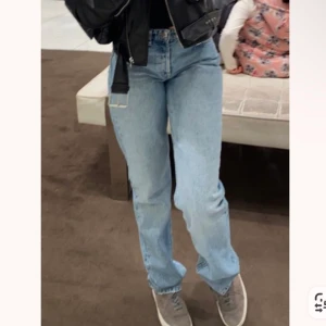 Zara jeans  - Jag säljer dessa zara jeans som är i jätte bra skick. Använda 2 gånger . De är straight och sitter så fint . Jag har storlek 36 men de är 38
