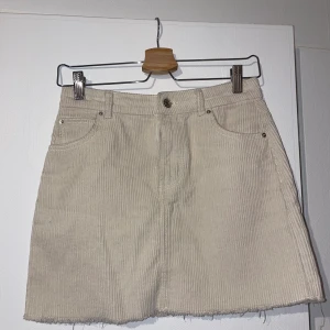 Beige kjol - Kjol från Bikbok, i bra skick 
