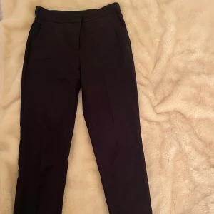 Kostymbyxor Zara - Superfina kostymbyxor med resorband i midjan för bättre passform💕Storlek M. Om du är intresserad av hur dessa ser ut på, fråga så visar jag!🥰