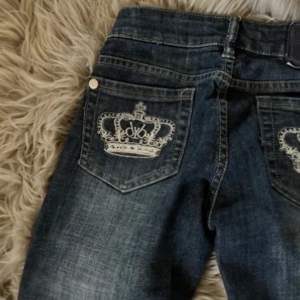 Jättefina Victoria Beckham jeans som tyvärr är för små för mig💕 De är i storlek FR 36, det vill säga EU 34.