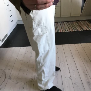 Cargo pants 90/Y2K vintage - Byxor från sent 90-tal. Creme, 34 midja, klippta nedtill. En fettfläck på fickan som knappt syns, annars i grymt skick. 