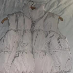 Väst - Helt oanvänd beige väst ifrån hm, storlek L men passar också från S.  150 kr + frakt.💗