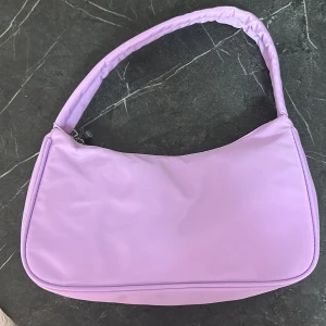 Väsla - Lila väska från Nelly aldrig använd 