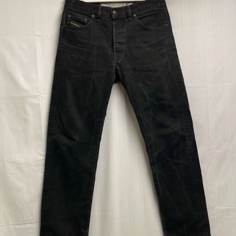 Ett par snygga svarta diesel jeans i bra skick, storlek 32. (Obs frakt ingår ej i priset). Jeans & Byxor.