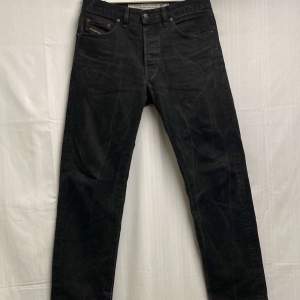 Ett par snygga svarta diesel jeans i bra skick, storlek 32. (Obs frakt ingår ej i priset)