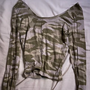 Gina tröja - Gina tröja i camo storlek xs/s tror jag använt 4 gånger älskar den. Den är väldigt svalkande och skön om det är varmt ute💗