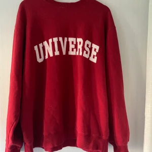 Oversized college tröja - Skön och mysig, perfekt till höst och vinter! Passar både  S,M,L beroende på hur man vill ha den