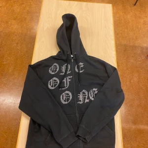 One of one hoodie - Snygg one of one hoodie, om man kollar noga ser man att några stenar fattas men prickarna är fortfarande silvriga. Annars är den som ny. Nytt pris 1500kr och mitt pris är 700 men är öppen för förslag. Jag är 186 lång. Knappt använd.
