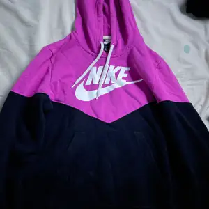 Äkta Nike aldrig använt storlek S rosa och svart med vit text💗