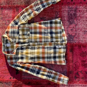 Zara skjorta  - Zara skjorta köpt i Göteborg fin färg nu i hösten och går bra att ha över en hoodie.