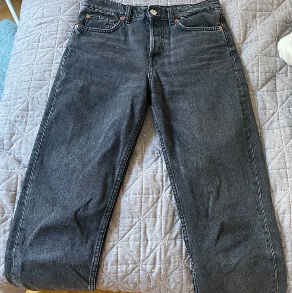 Lägger ut igen pga oseriös köpare, Dom populära lågmidjade jeansen som är grå svarta, helt slutsålda i butik och på hemsida Säljer då det inte kommer till användning. Jeans & Byxor.