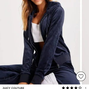 Juicy couture kofta - Säljer nu denna fina kofta från juicy couture (marinblå) pågrund av att den tyvärr bara hänger i garderoben. Inga defekter, använd fåtal gånger. Nypris 1199, känn dig fri att fråga efter fler bilder:), (Frakt 66kr)