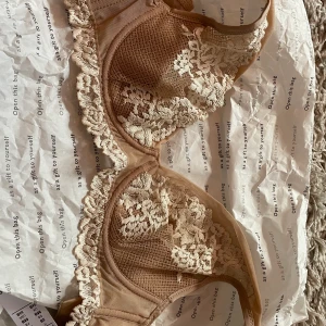 HELT NY intimissimi BH - Helt ny oanvänd bh från intimissimi. Beige färg med vit spets i triangelmodell, storlek 75B