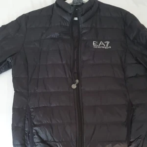 EA7 dunjacka - Säljer denna EA7 dunjacka som endast är använd fåtal gånger under hösten, jackan är i storlek Small men kan fungera för Medium. Priset på jackan är 1000kr