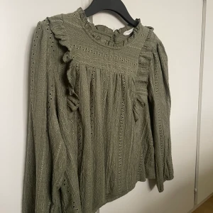Mörkgrön blus - En jättefin mörkgrön blus från Zara. Ord pris 400. 