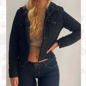 SHERPA TRUCKER - Jeansjacka Levis  - Snygg Levis jeans jacka i modellen SHERPA TRUCKER - Jeansjacka. Jackan är i nyskick endast använd några gånger! Inga defekter. Nypris 1186 kr mitt pris 600kr.💕 skriv för frågor:) 