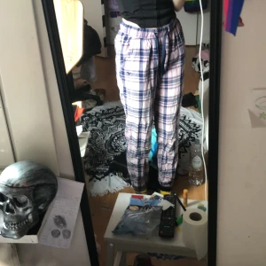 Pyjamasbyxor  - Rosa pyjamasbyxor från Hampton repulic  Jätte mysiga att kalla runt i hemma Ett håll på knät men annars i ganska bra skick Ordinarie pris ligger runt 299kr