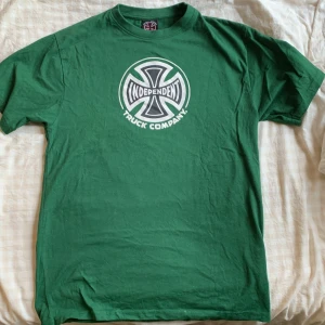 Independent tshirt - Tisha från Independent, knappt använd. Storlek M