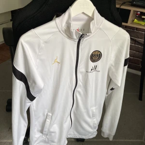 Psg tröja  - Psg jordan tröja köpt för 700 , säljer den för 600 men pris kan diskuteras. Storlek Xs men passar även som S. 