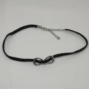Halsband, choker  - Choker i bra skick.  Bara att kontakta mig om man har några frågor ☺️ Betalning via swish direkt till mig eller genom plick. Frakt: 15 kr. Betalar man via plick gäller fraktkostnaden nedan 👇🏼