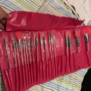 Sminkborstar - Helt ny, tappat bort några styckna men funkar fortfarande, aldrig använt de som syns på bilden.