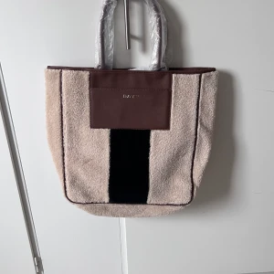 Snygg väska  - Oanvänd  H: 36 cm W: 35 cm D: 12 cm Handtag: 18 cm