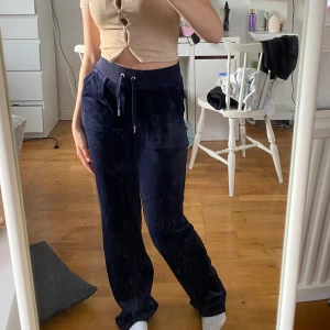 Mörkblåa juicy byxor  - Säljer mina Mörkblåa Juicy Couture byxor då de inte kommer till användning längre och är lite för långa för mig. De är i storlek XXS och är endast använda 3 gånger, ser ut som nya. Färgen på hemsidan heter night sky. Skriv för fler bilder eller frågor.