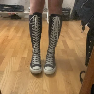 Knähöga converse  - Knähöga converse som inte går att köpa någonstans längre så är ganska rare🙃🙃🙃mörkblåa å har dragkedja baktill, säljer då de ej kmr till användning i bra skick!