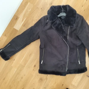 Jacka - En varm höst jacka. Fodrad. Det är egentligen en killjacka men tycker att den funkar lika bra för tjej. Hör av er om fler bilder önskas 🤓