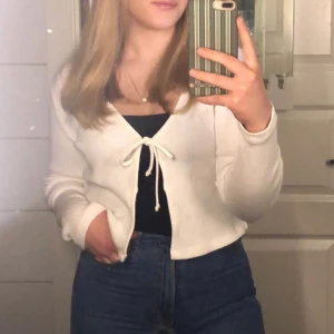 kofta från Monki - vit fin kofta från Monki som inte kommer till användning. mycket fint skick. använd sällan.