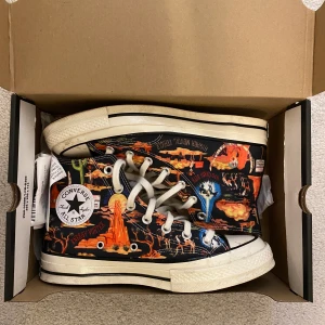 Converse  - Sjukt coola converse som knappt är använda, storlek 39, köpta på SNS