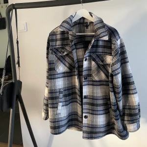 Fina jackor 🌸 - Båda är i använt men fint skick, inget slitage eller skador🌸 Hela och rena.  Blåa - storlek M, från H&M, 89kr Beige - New Look, Storlek S, 150kr Båda för 200. 🌸 De är oversized i passformen så båda jackorna passar 34-38 🫶🏼