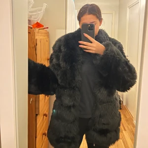 Pälsjacka - Svart fuskpälsjacks i fint skick. Strl motsvarar M
