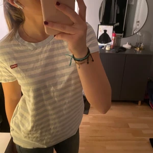 Levi’s tröja - Säljer min fina Levi’s tröja som aldrog är använd då den ej är min stil. Köparen står för frakt!💕
