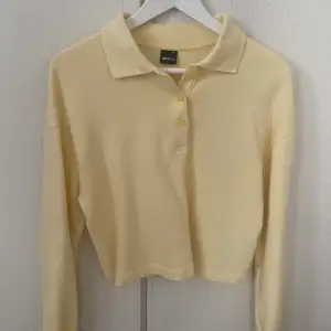 En jättefin gul tröja från Gina, använd fåtal gånger, så den är i bra skick! Ingen tröja som blir noppig👍🏻jättesnygg att ha till jeans👌🏼vill sälja till någon som har mer användning för den än vad jag har🫶🏻💕💛