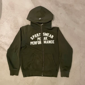 Peak performance hoodie - Grön/brun peak hoodie i storlek M men sitter lite mer som en S. Den har lite slit på armbågarna men anars väldigt bra skick. Kan mötas upp i stockholm eller posta för 66kr🙌