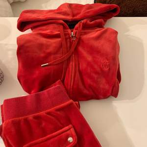 Säljer mitt röda juicy couture sett som jag köpte 2021 under hösten. Byxorna är i storlek Xs och koftan S, den är i ett jätte bra skick, kontakta för fler bilder eller funderingar. Skriv gärna ett pris ifall Due intresserad❤️