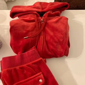 Rött juicy couture sett - Säljer mitt röda juicy couture sett som jag köpte 2021 under hösten. Byxorna är i storlek Xs och koftan S, den är i ett jätte bra skick, kontakta för fler bilder eller funderingar. Skriv gärna ett pris ifall Due intresserad❤️