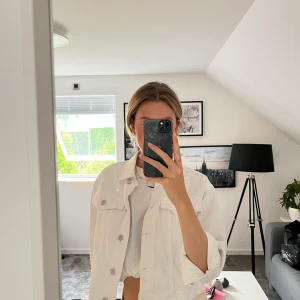 Vit jeansjacka - En vit jeansjacka som gå ner till midjan. Jättefint skick, använd någon enstaka gång. 