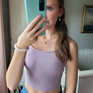 Stickad lila topp från H&M  - Jättefin lila, stickad topp från H&M💜 Passar jättebra till hösten och är i jättefint skick (bara använd 1 gång). - strl xs  Köparen står för frakt!