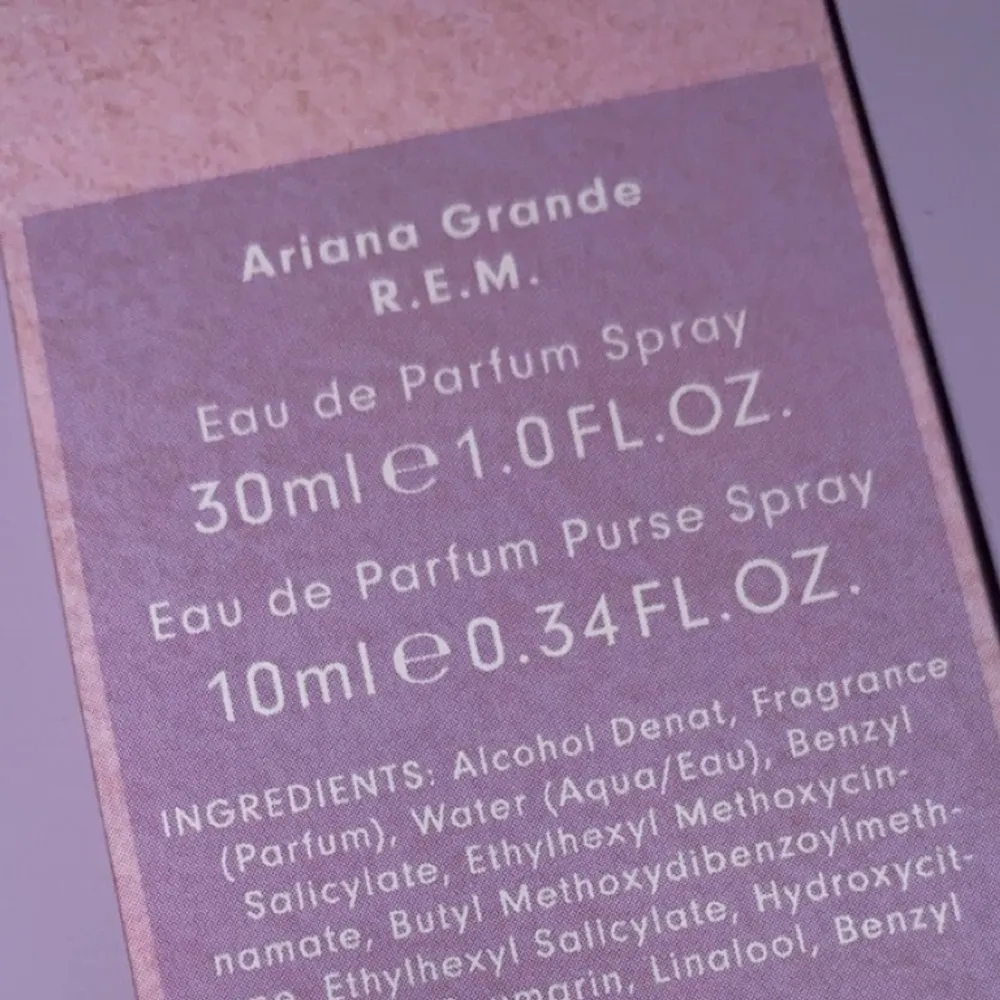 Säljer min Ariana Grande parfym som är svår att få tag på. Doften är en söt men också vuxen doft som passar bra till alla tillfällen💗 endast testsprutat av den lilla glasflaskan med 10ml annars är de helt oanvänt💞 mitt pris: 200+frakt org pris: 400kr. Övrigt.